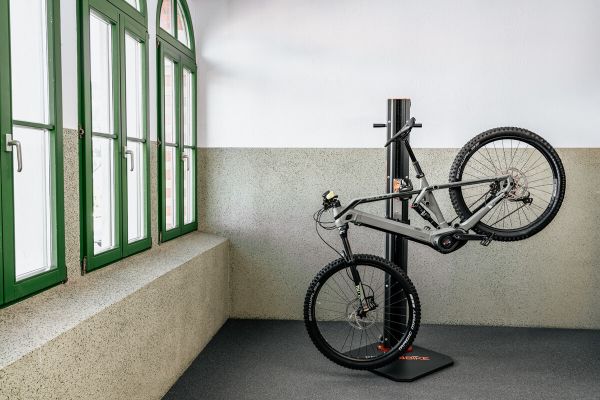 E-Bike auf dem Fahrrad-Montageständer in gekippter Position