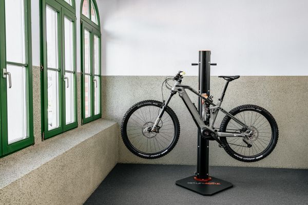 E-Bike auf dem Fahrrad-Montageständer auf mittlerer Position