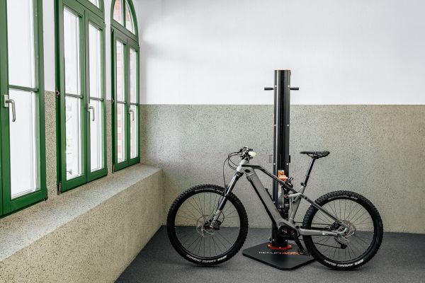 E-Bike auf dem Fahrrad-Montageständer auf unterster Position